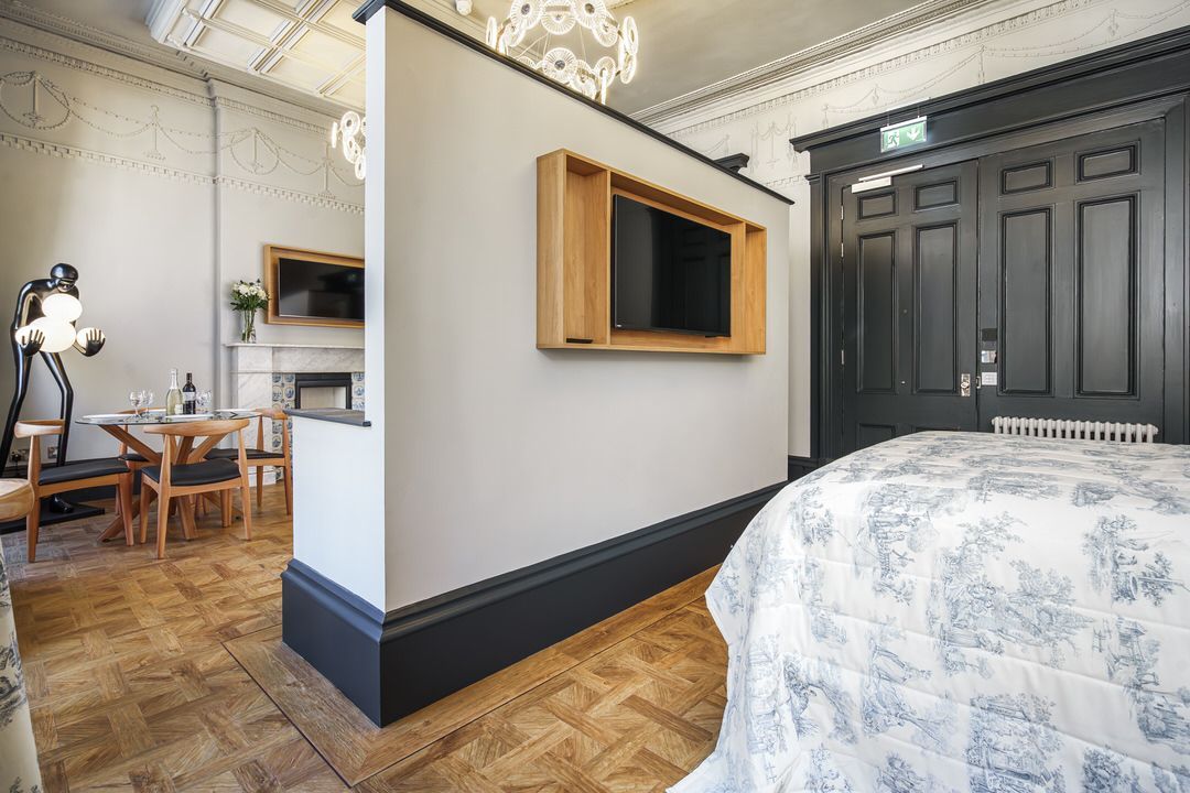 Book rooms or self-catering suites at The Bonnie Hotel in Haymarket, Edinburgh; click here and book rooms directly for the best accommodation deals in Central Edinburgh.