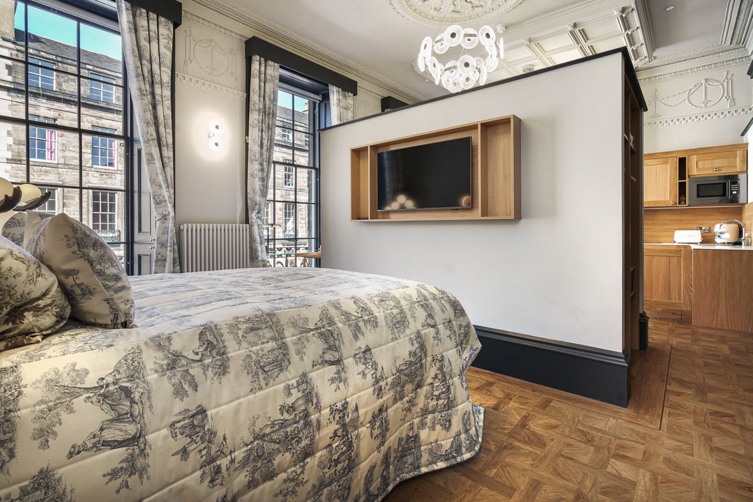Book our spacious king-size room with self-catering facilities at the Bonnie Hotel near Haymarket Station in Edinburgh.