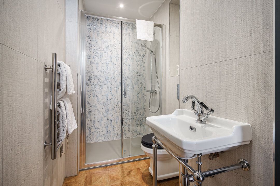 Book a Queen Suite at The Bonnie Hotel in Haymarket, Edinburgh; click here to book Queen Suites directly for the best family accommodation deals in Central Edinburgh.