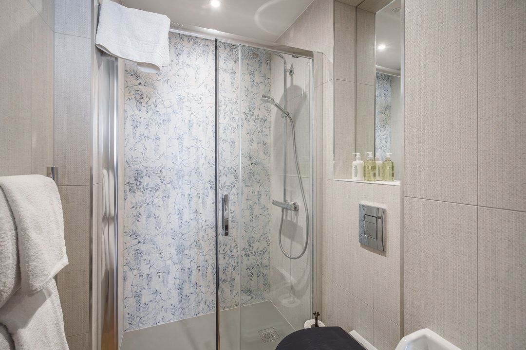 Book a Family Suite (sleeps 4) at The Bonnie Hotel in Haymarket, Edinburgh; click here to book Queen Family Suites for the best family accommodation deals in Central Edinburgh.