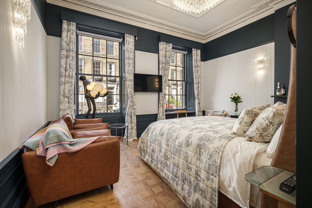 Book our spacious queen-size room at the Bonnie Hotel near Haymarket Station in Edinburgh.