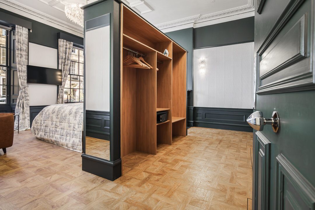 Book a Family Suite (sleeps 4) at The Bonnie Hotel in Haymarket, Edinburgh; click here to book Queen Family Suites for the best family accommodation deals in Central Edinburgh.
