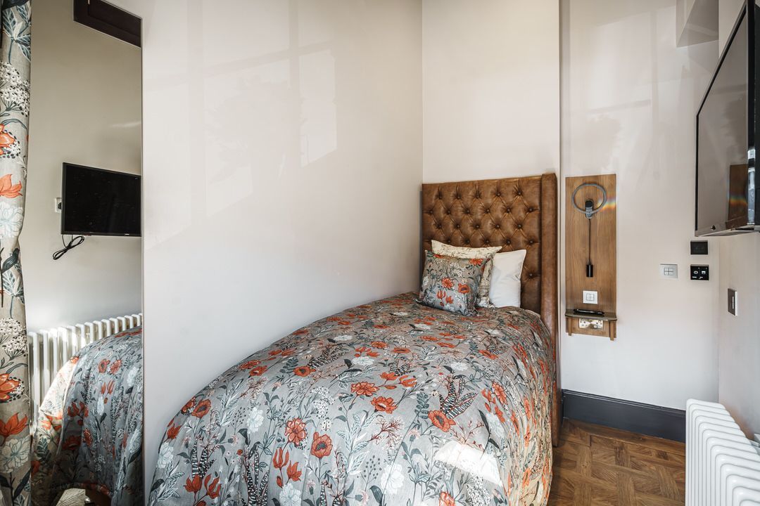 Book a single room at The Bonnie Hotel near Haymarket Train Station in Central Edinburgh