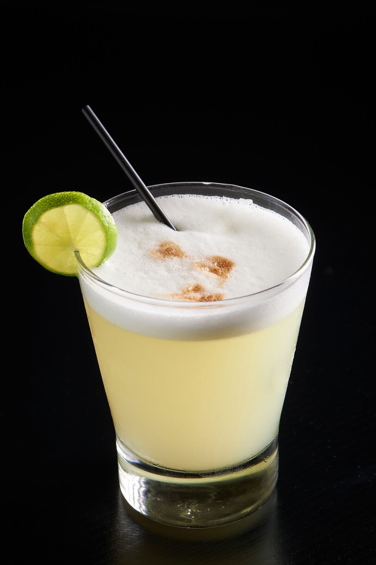 Un primer plano de una bebida con una pajita dentro.