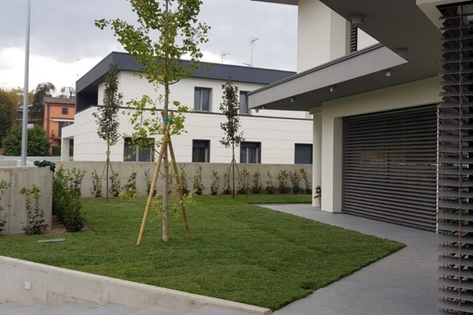 Giardino privato con albero