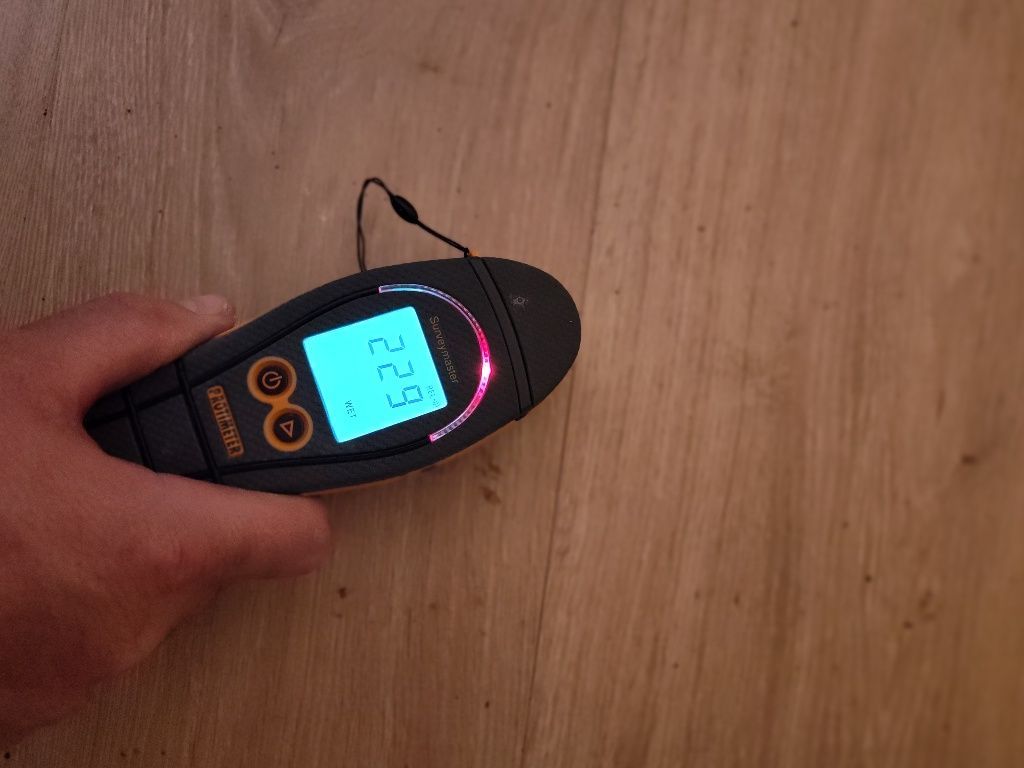 A person is holding a device that says 6:22 on it