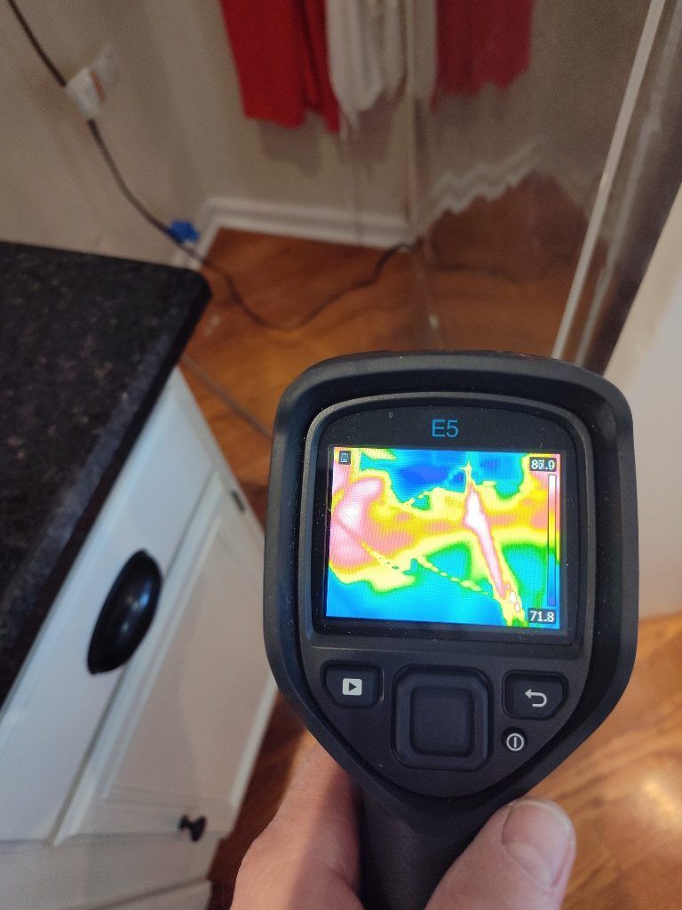 A person is holding an e5 thermal camera in their hand