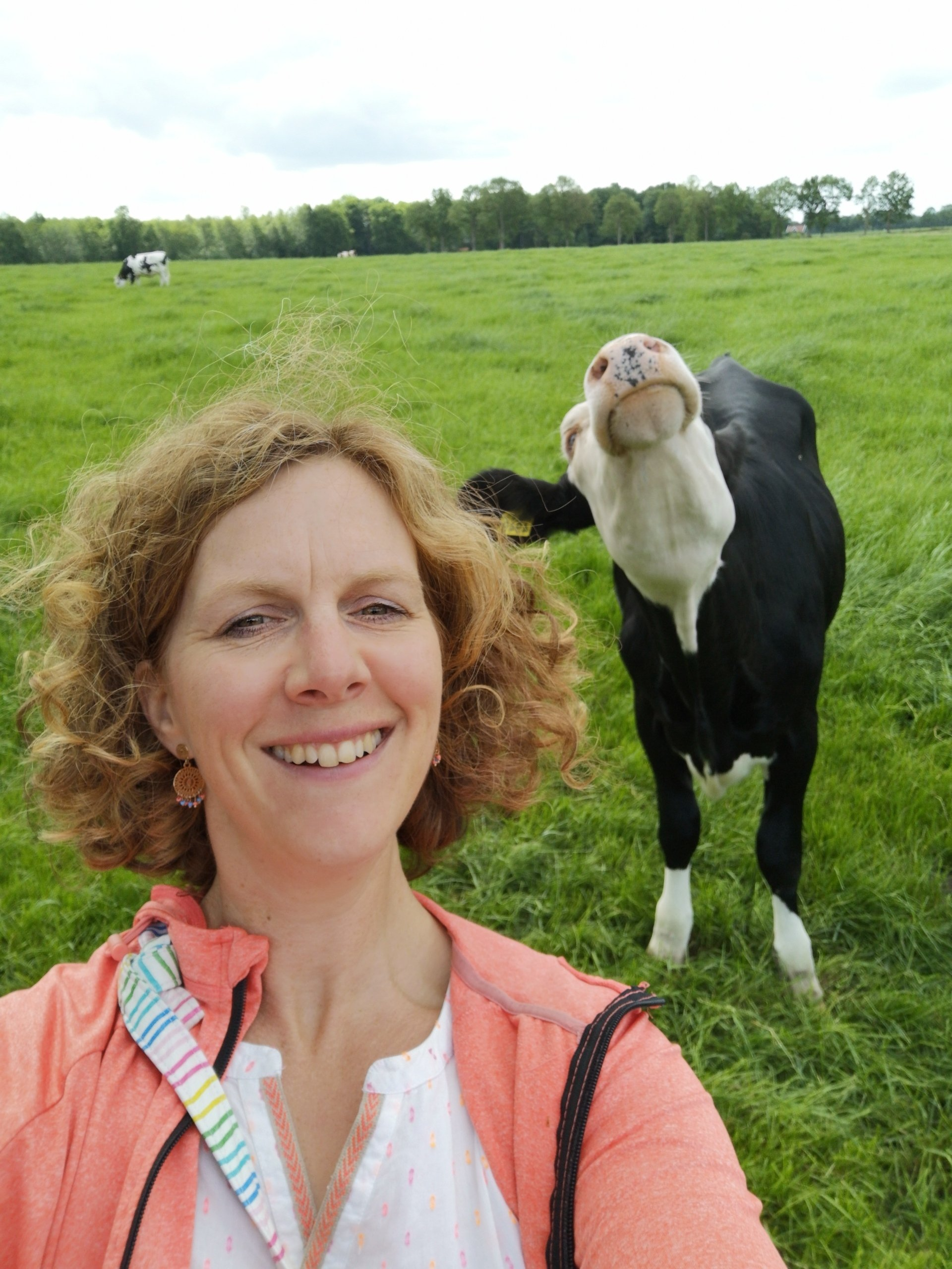 Autorin Eva List und eine Kuh