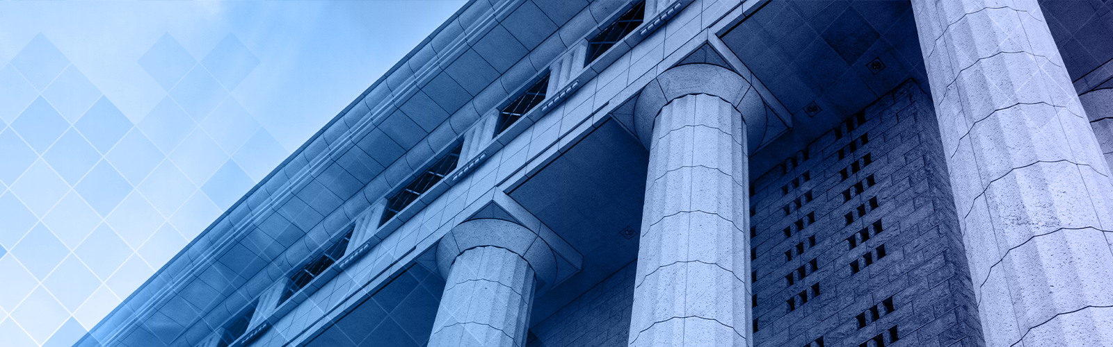 A building with columns and a blue sky in the background