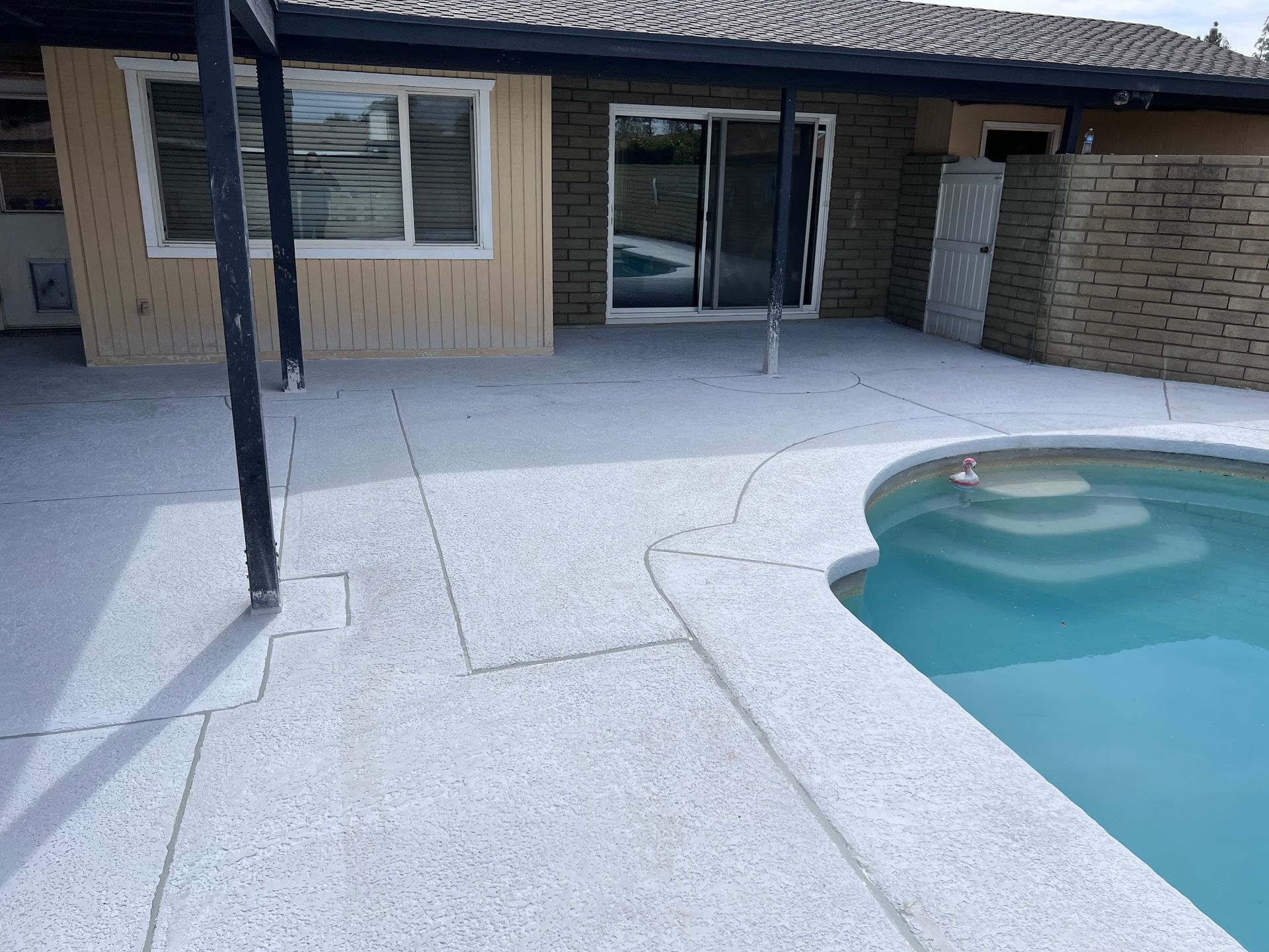 A house with a swimming pool in front of it