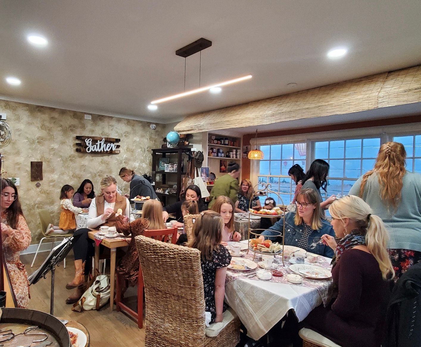 A group of people are sitting at tables in a restaurant.