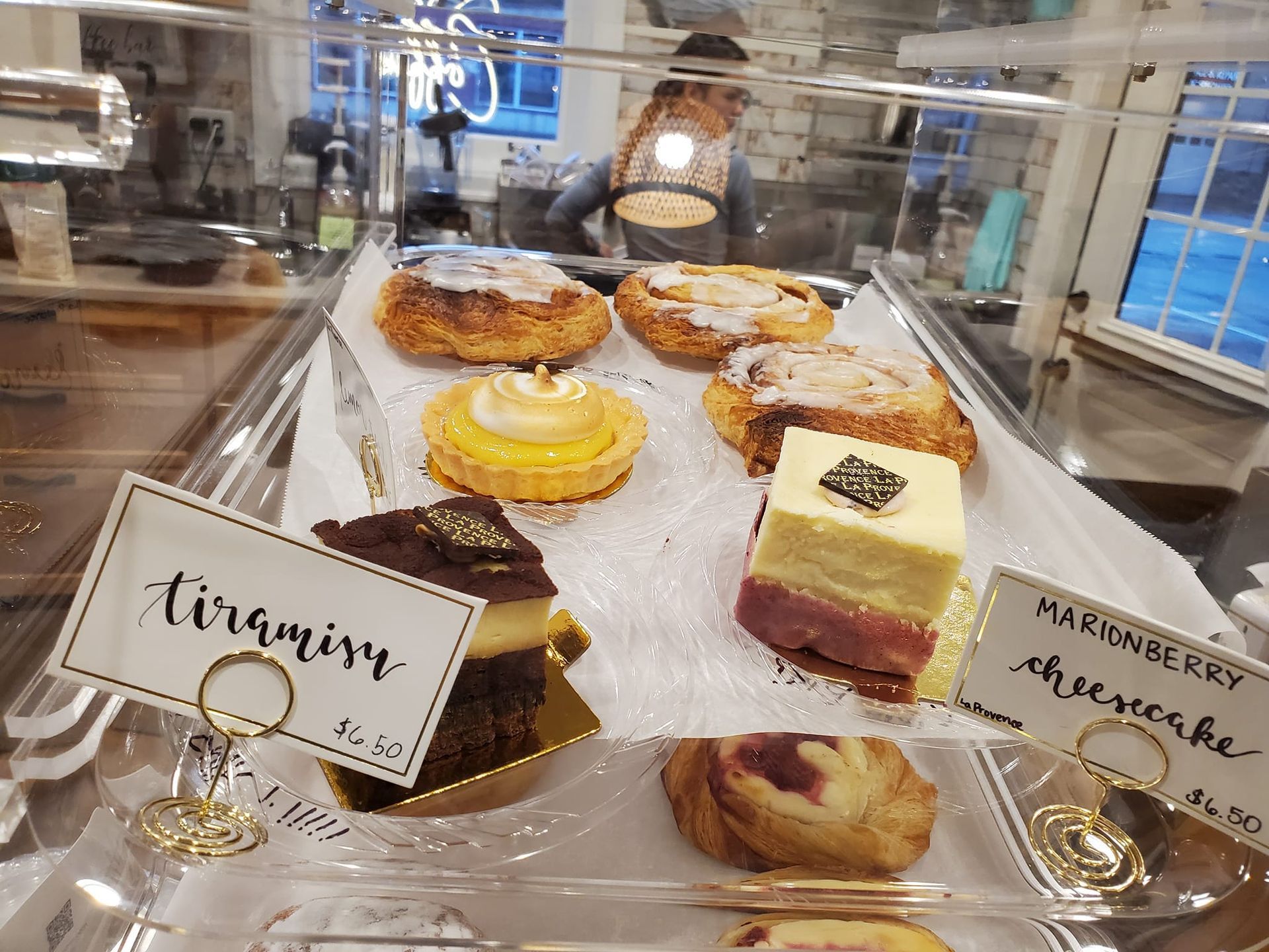 A display case with a sign that says tiramisu on it