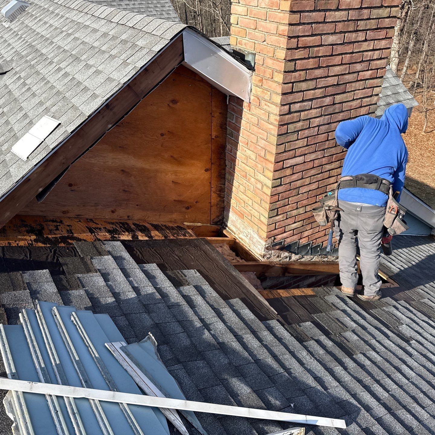 A close up of a roof with shingles and a gutter.
