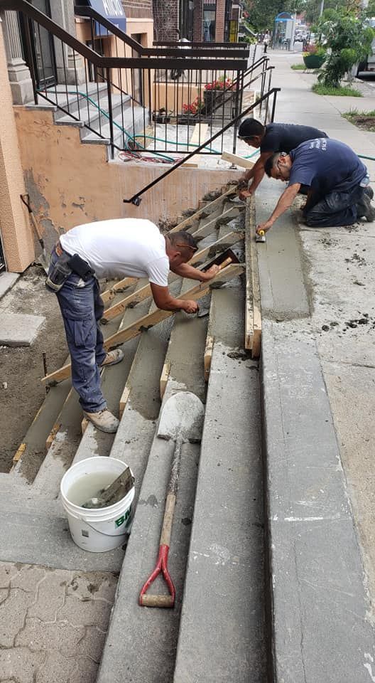 Un groupe d’hommes travaille sur un escalier.