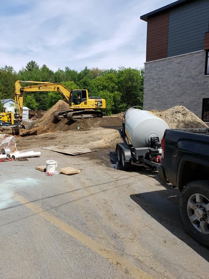Un camion est garé devant un chantier de construction.