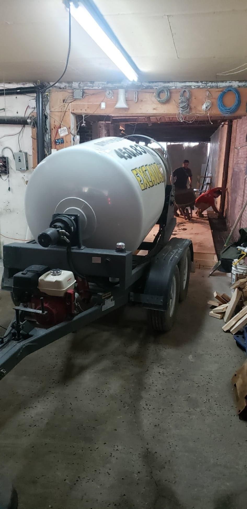 Un grand char blanc se trouve sur une remorque dans un garage.