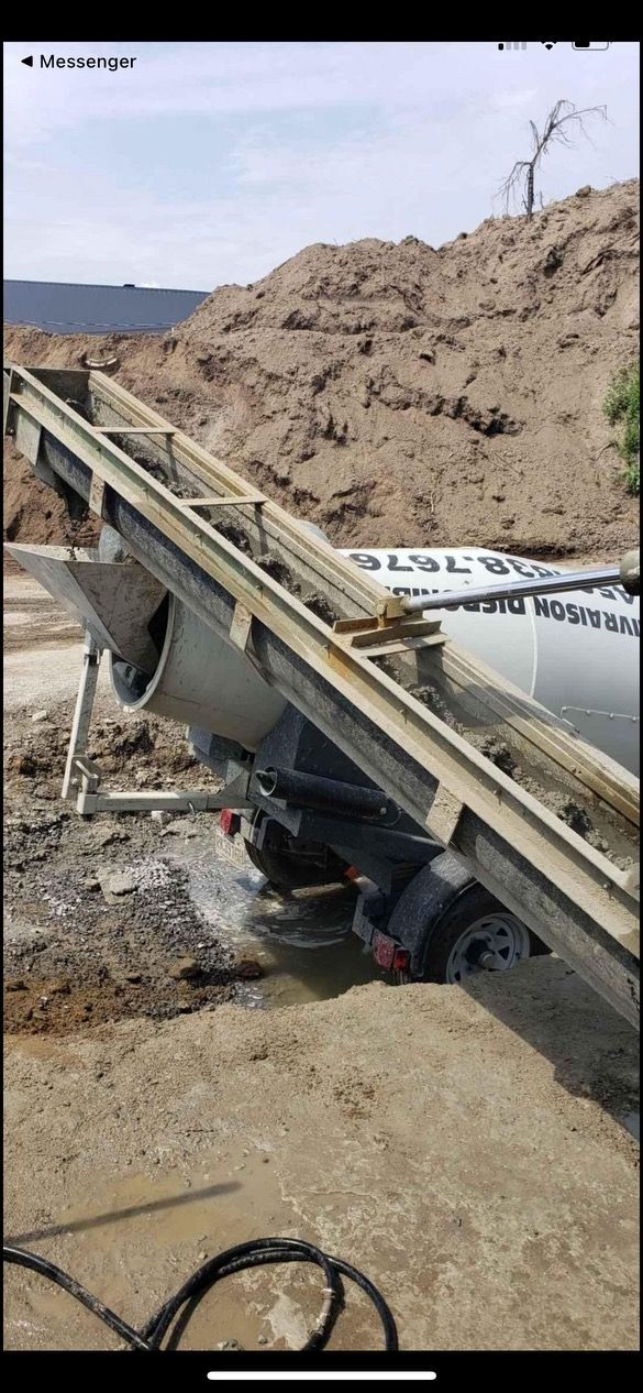 Un tapis roulant repose sur un tas de terre.
