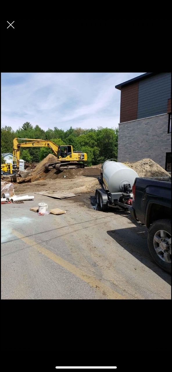 Un camion est garé devant un chantier de construction.