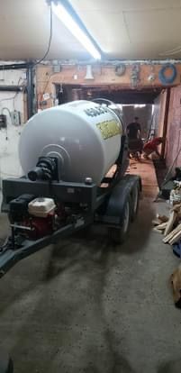 Un grand char blanc se trouve sur une remorque dans un garage.