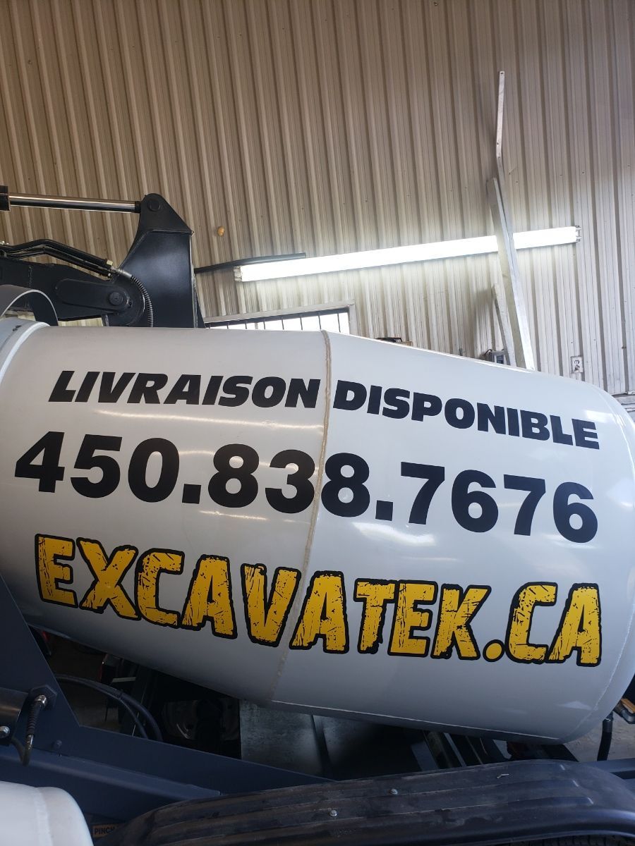 Un réservoir blanc avec excavatek.ca écrit dessus