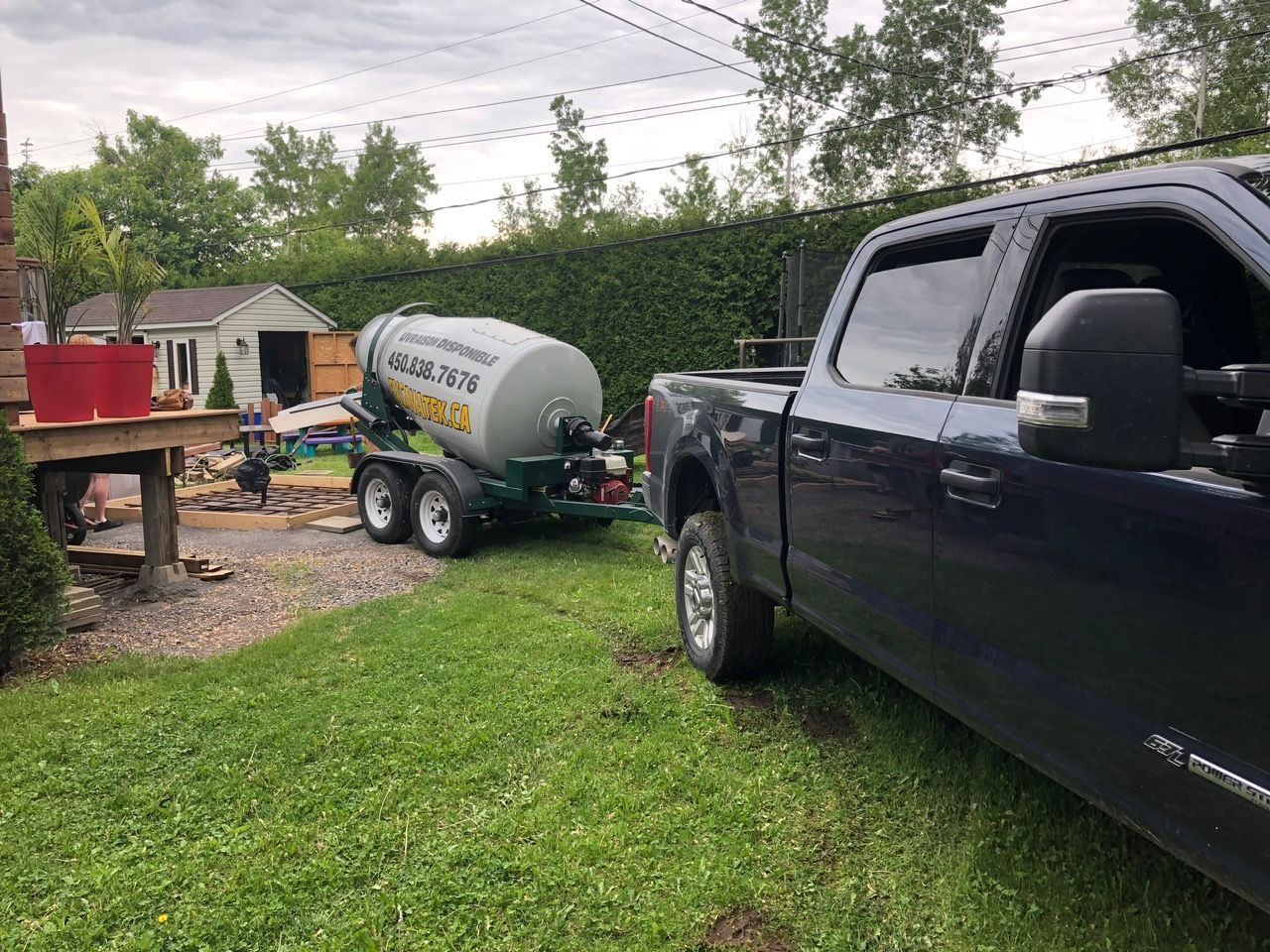 Un camion auquel est attachée une remorque est garé dans une cour.
