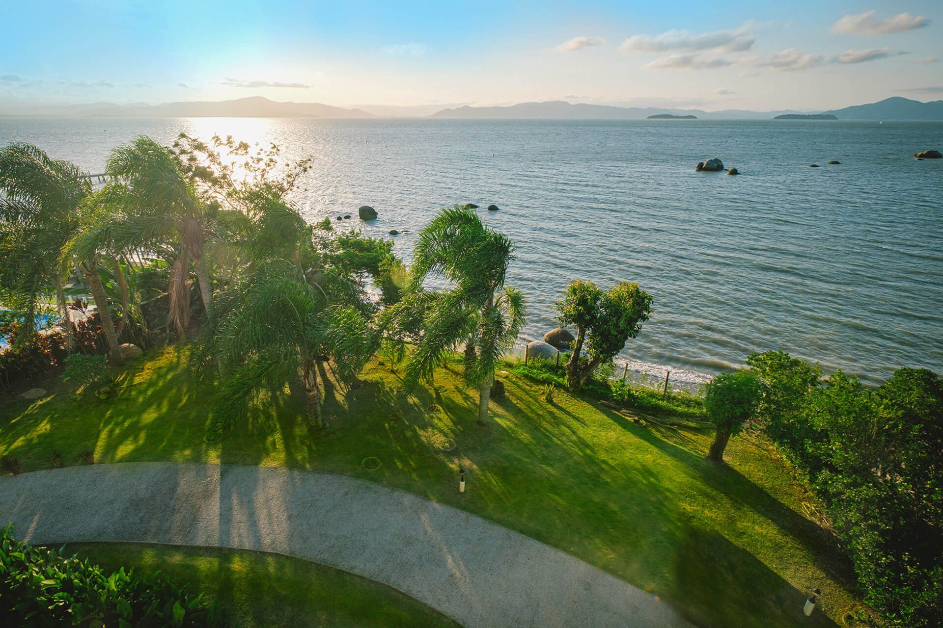 Vista aérea do jardim com acesso para a praia.