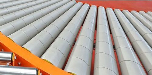 A conveyor belt with a lot of rollers on it.