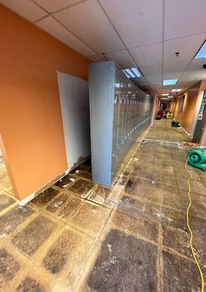 A long hallway with a lot of lockers in it.
