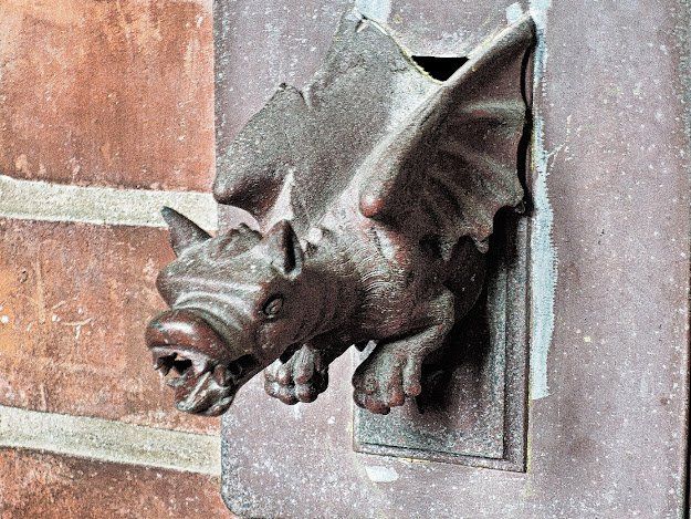 Schwerin Paulskirche Drachengriff mit Zinkkasten im Mauerwerk