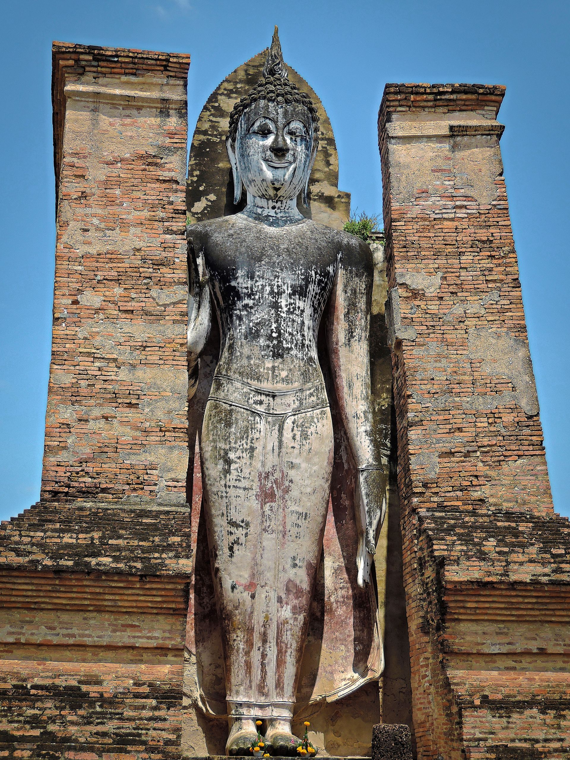 Wat Mahathat stehender Buddha