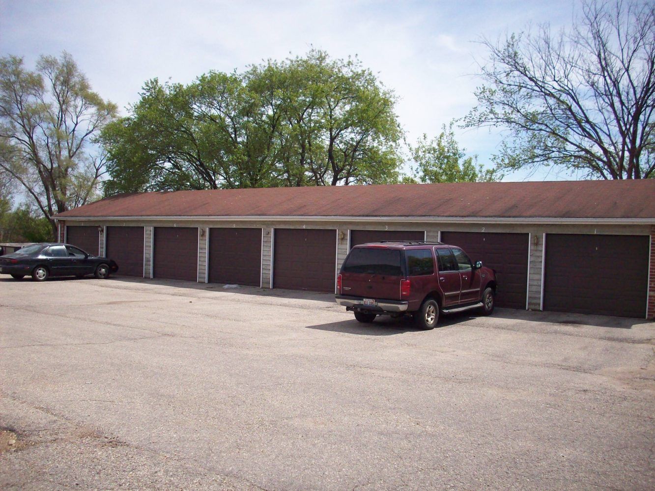 Brittany Ⅱ Apartments Parking Garage 2