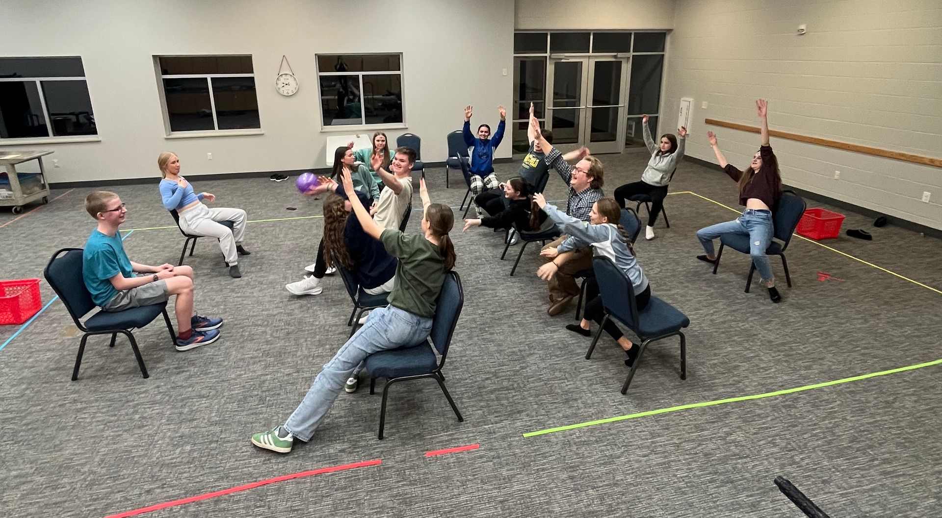 A group of people are sitting in chairs in a room.
