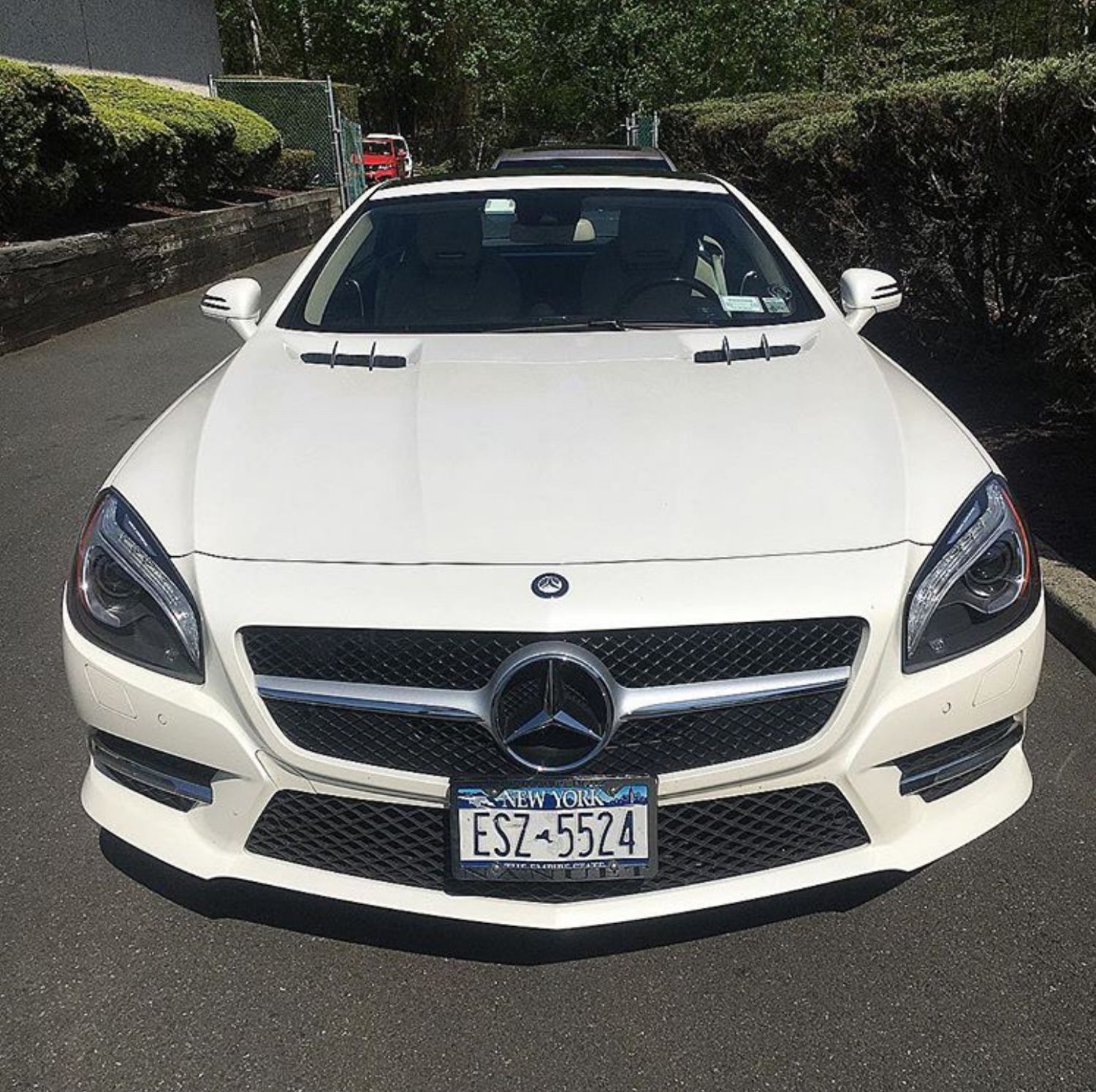 A white mercedes with a license plate that says esz-5524
