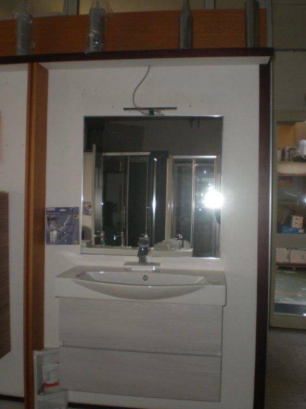 Mobile bagno e specchio quadrato