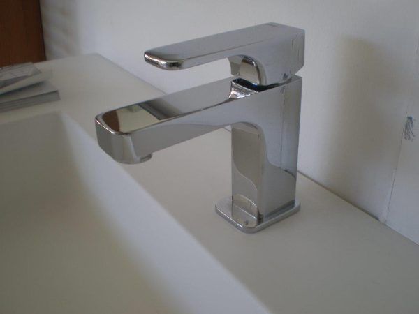 Rubinetto a linee dritte