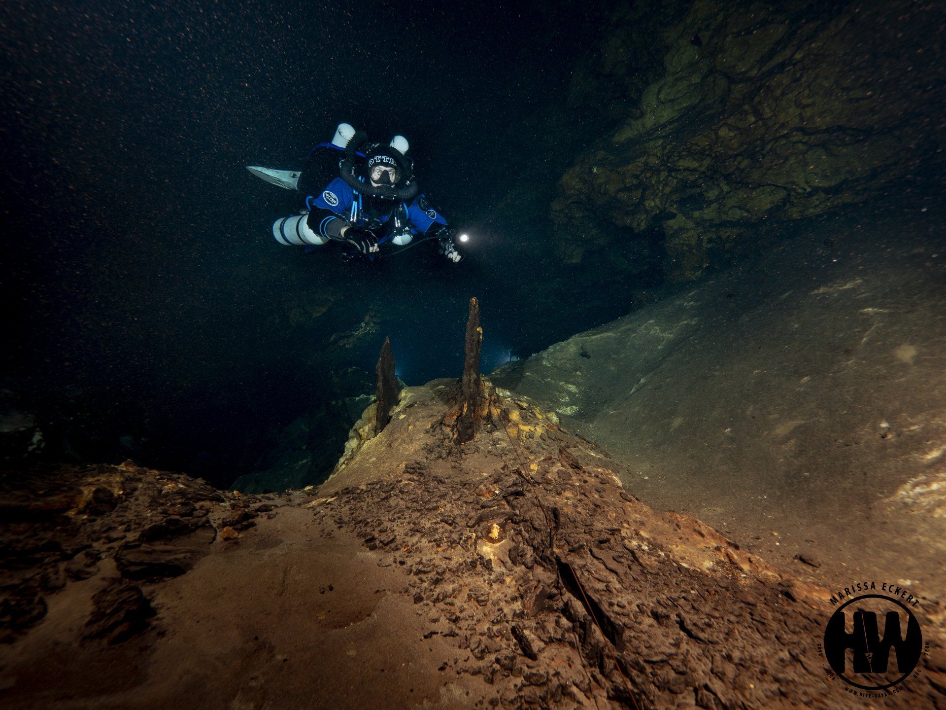 Diving on the sea cave