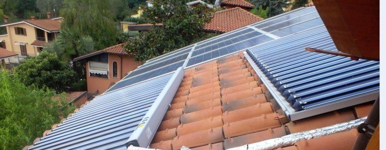 vista laterale di un tetto con pannelli solari