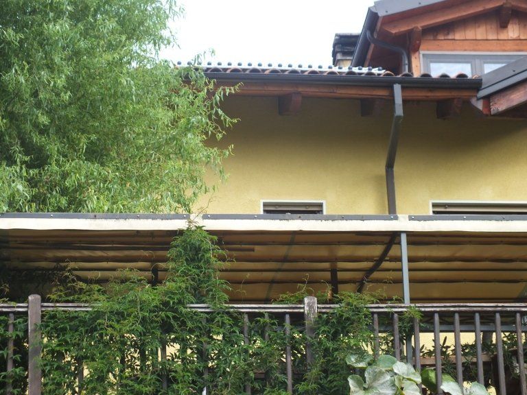 vista laterale di una casa in legno con solare termico