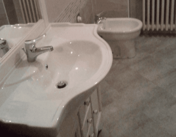 vista laterale di un bagno con lavobo e bide