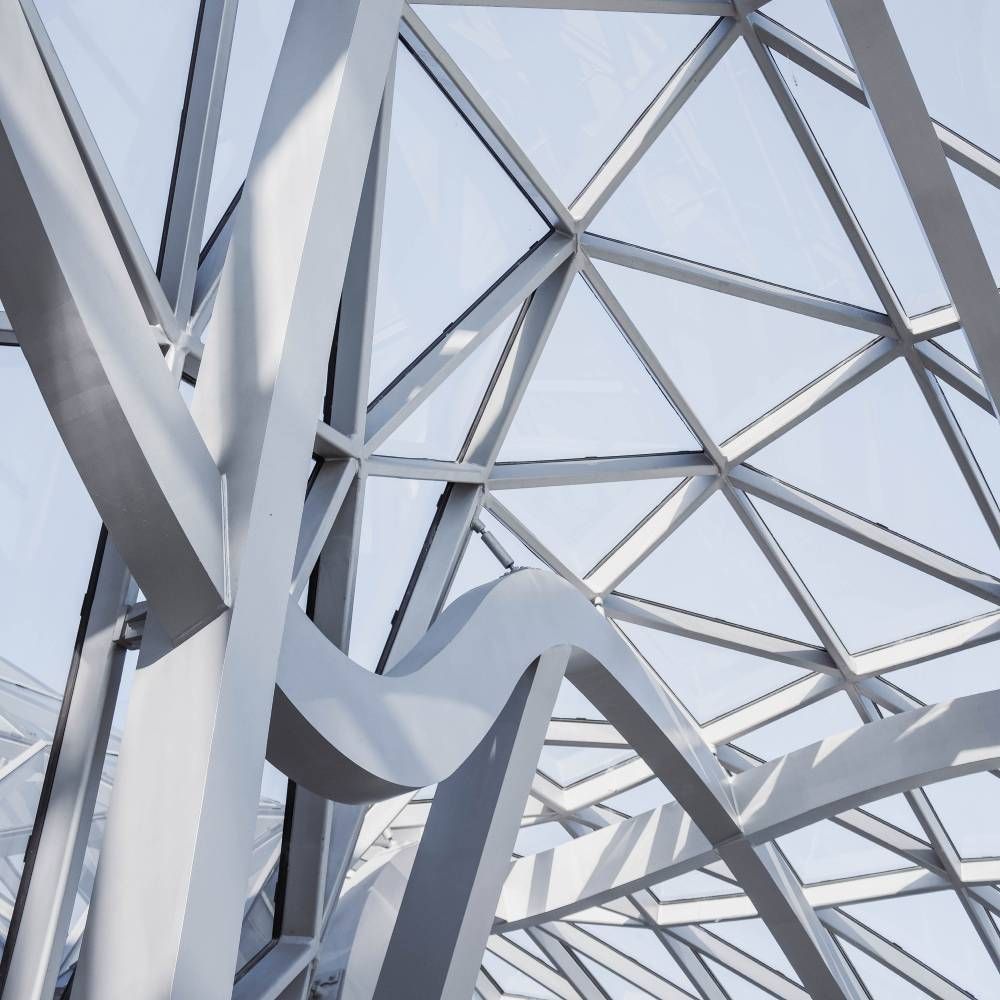 Vista interior de las vigas de soporte de acero de un edificio moderno