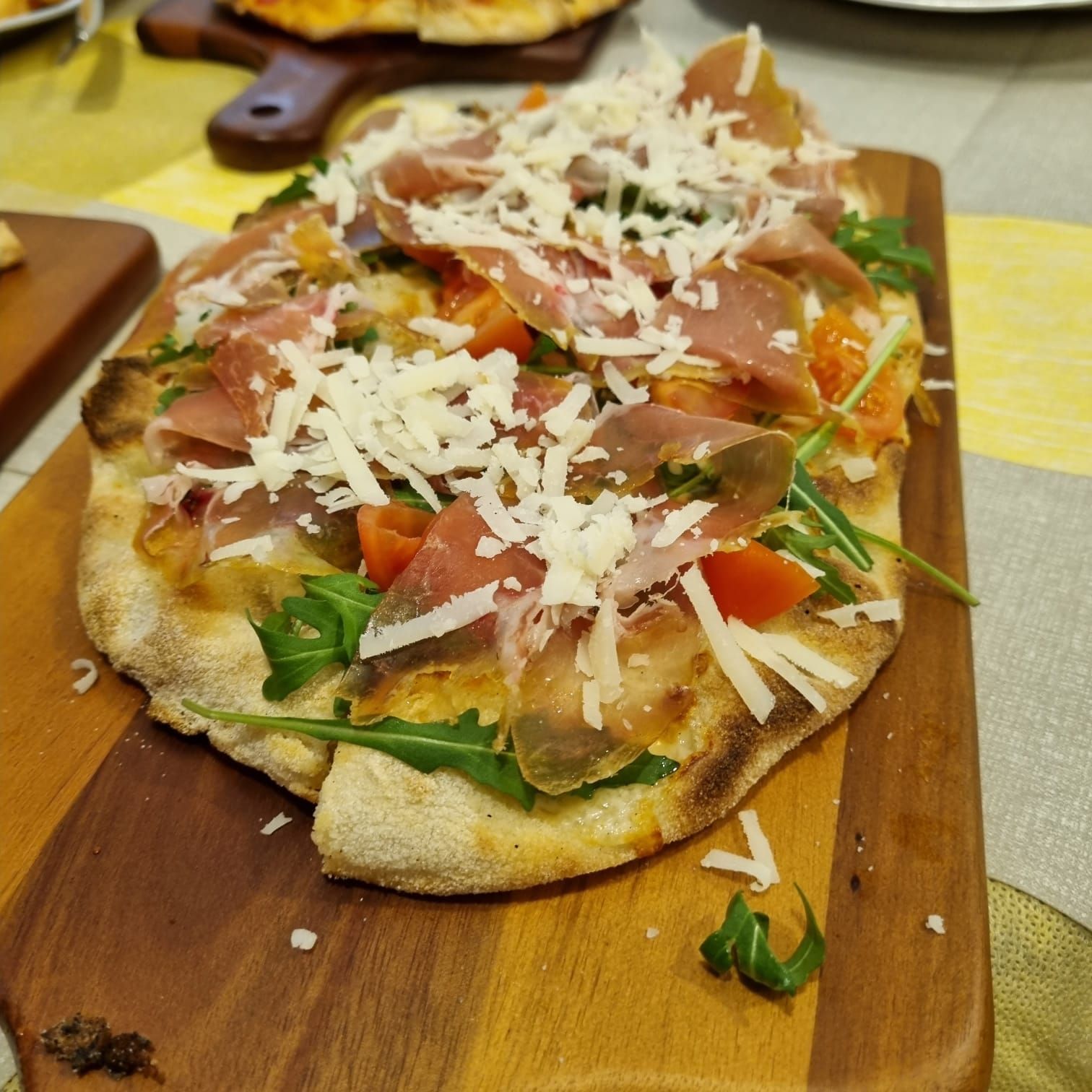 Pinsa con prosciutto crudo, rucola e pomodorini