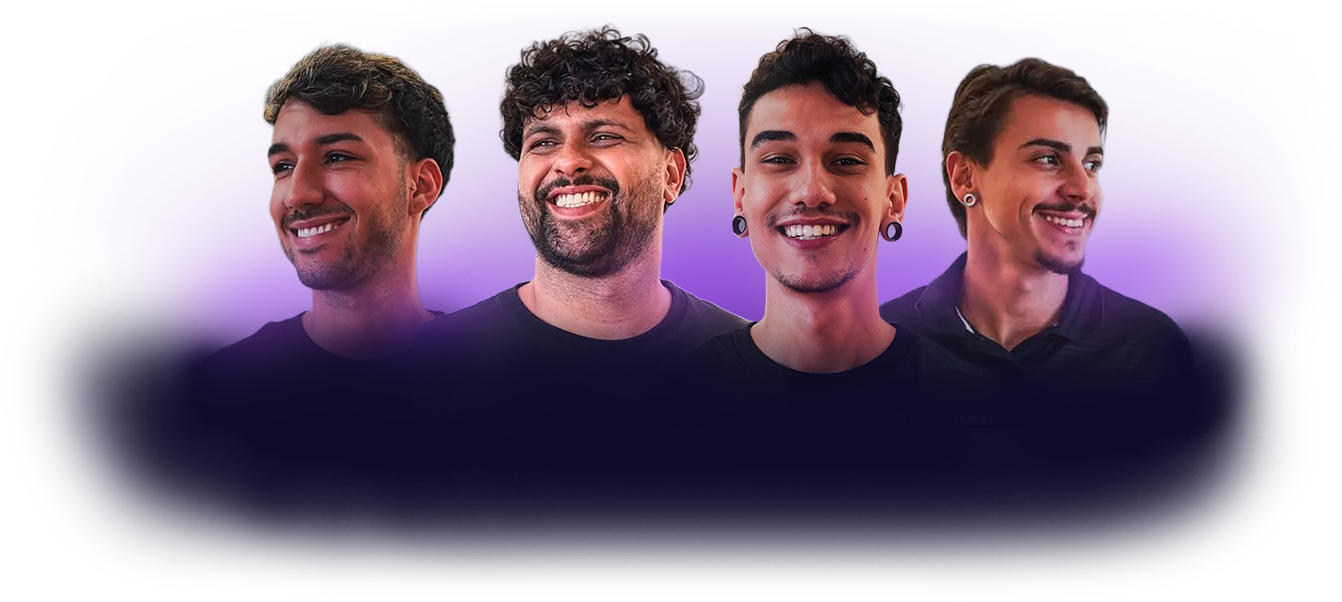 Quatro homens sorridentes com camisas escuras e fundo roxo gradiente.