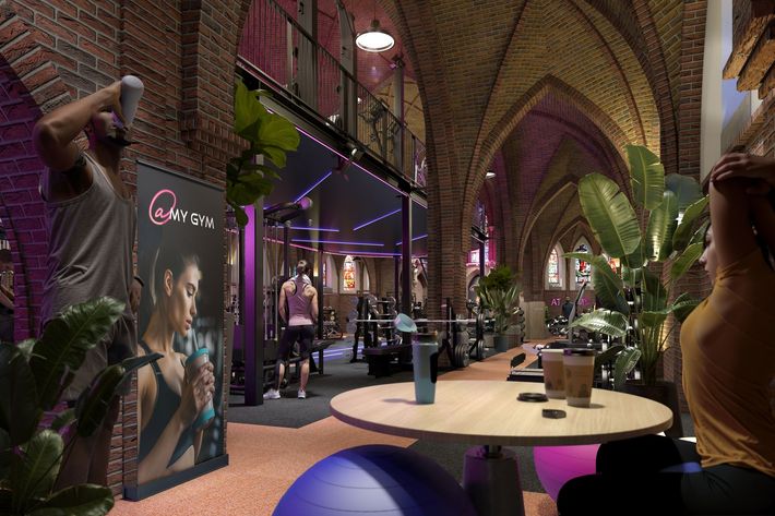 Er staan twee stoelen en een tafel in de kamer.