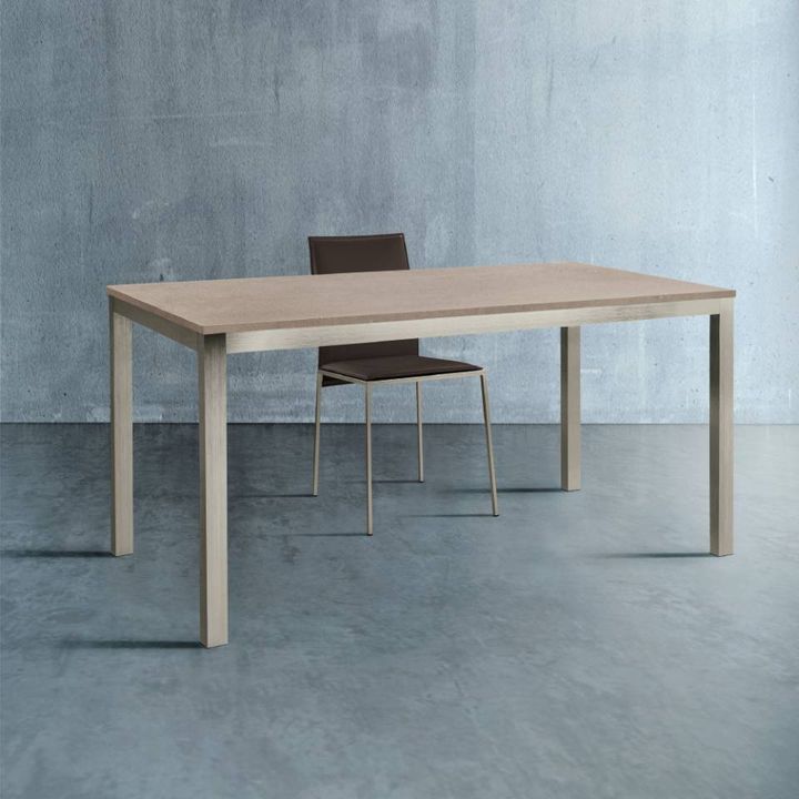 tavolo in stile minimal