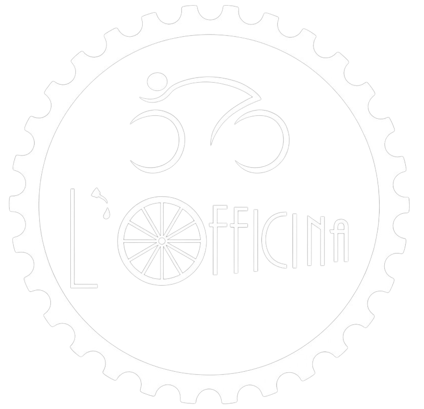Un logo bianco su sfondo scuro raffigurante un ciclista stilizzato, una ruota di bicicletta e la scritta 