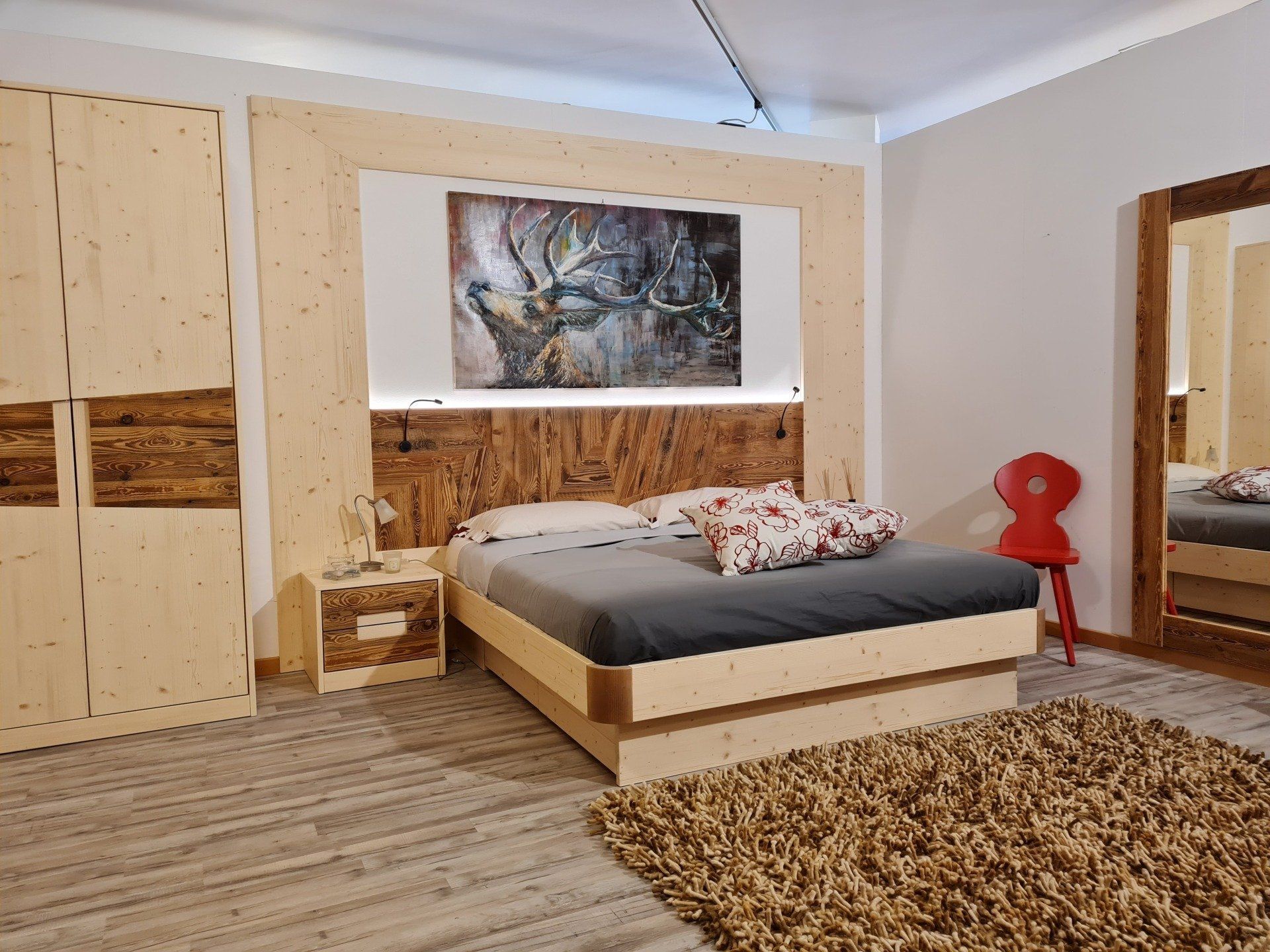 stanza da letto con pareti e mobili in legno