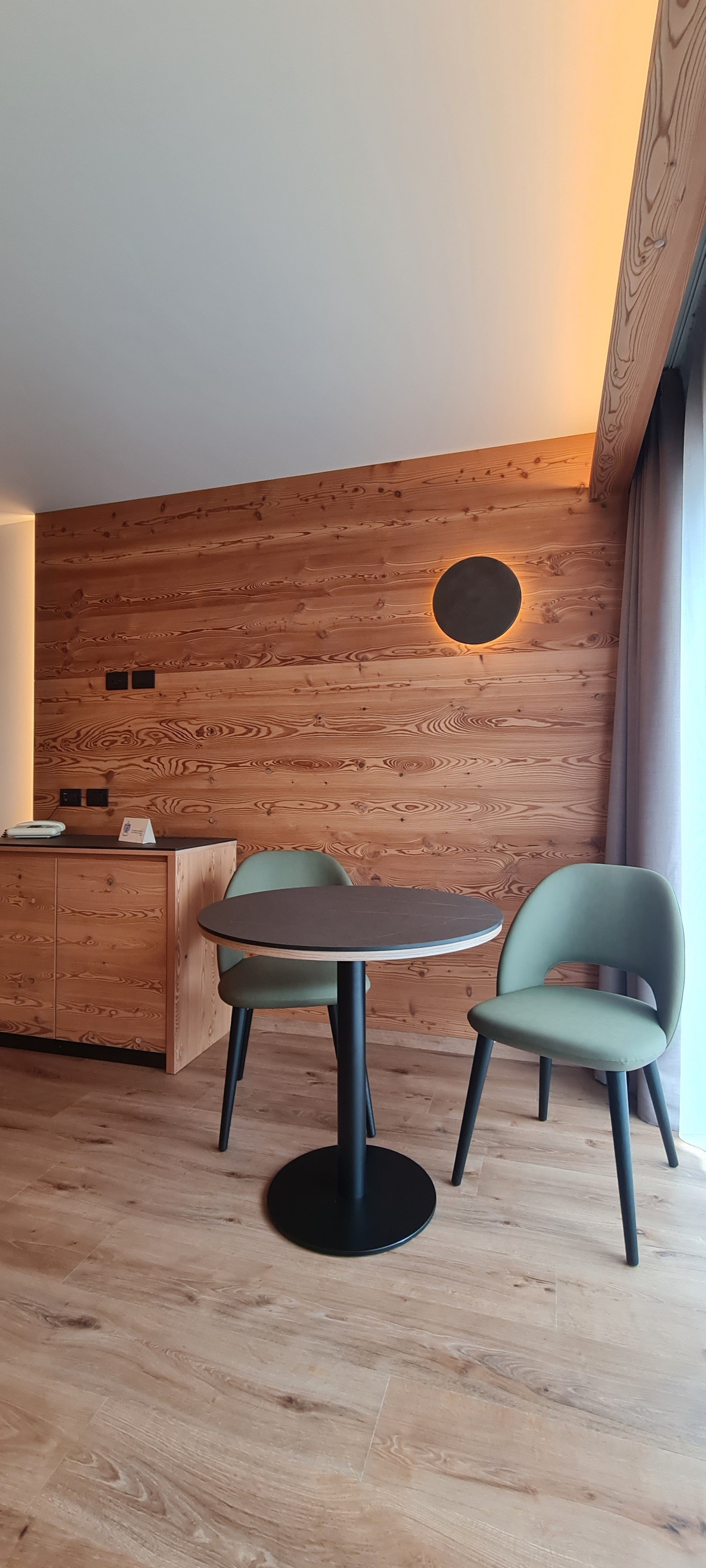 tavolo con ripiano in legno