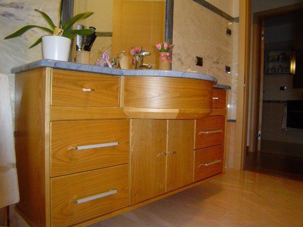 arredo bagno in legno chiaro