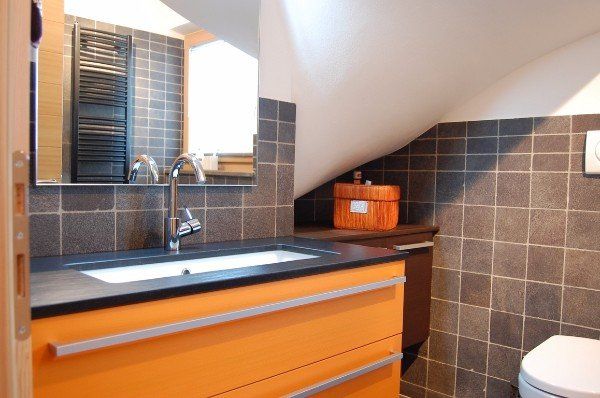 grande mobile in legno con lavabo incorporato