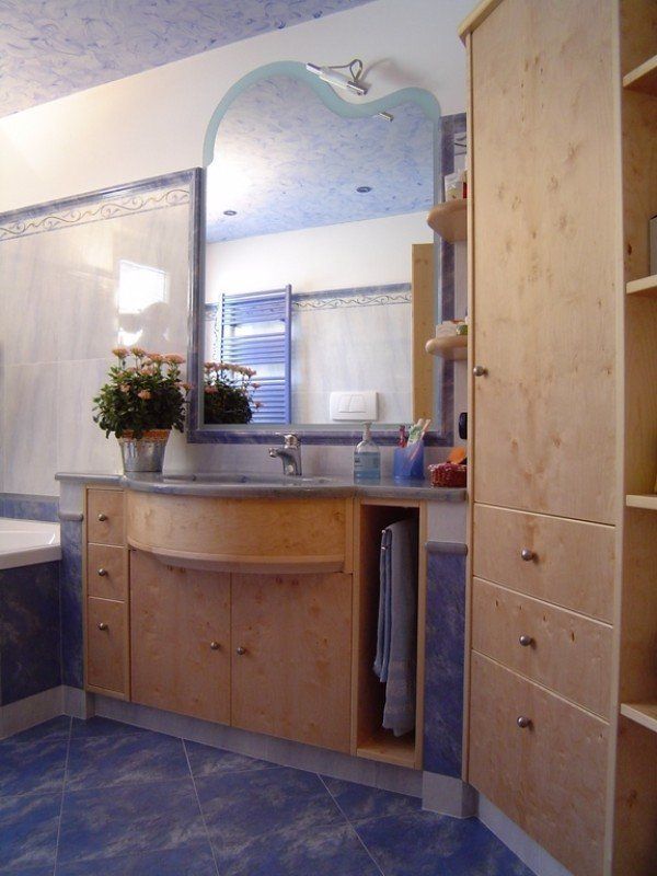 armadio in legno per bagno